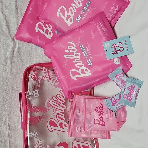 Barbie Pink Travel Bag With Accessories Cosmetics Bag Vacation Over Night - Picture 2 of 13